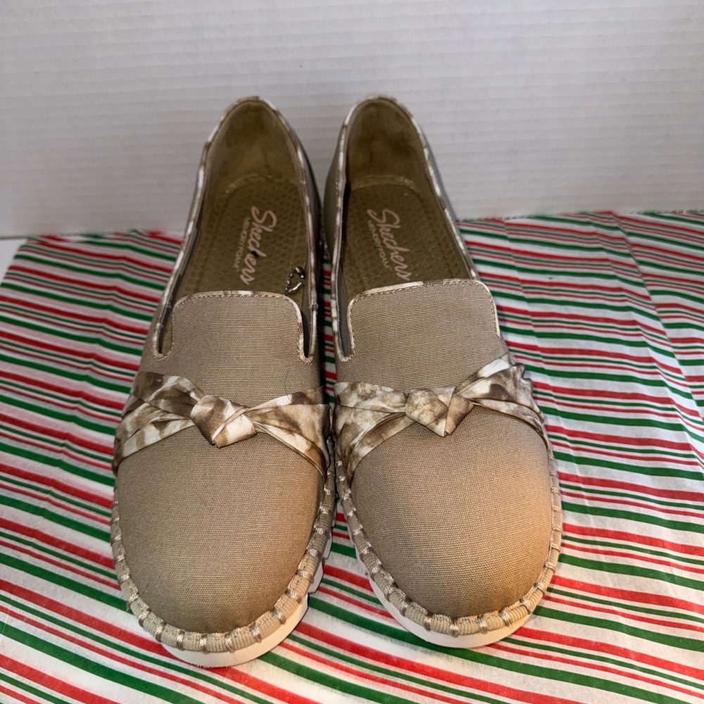 Cute Women’s Sketchers Go Walk Slip-on Shoes with Memory Foam & Bow